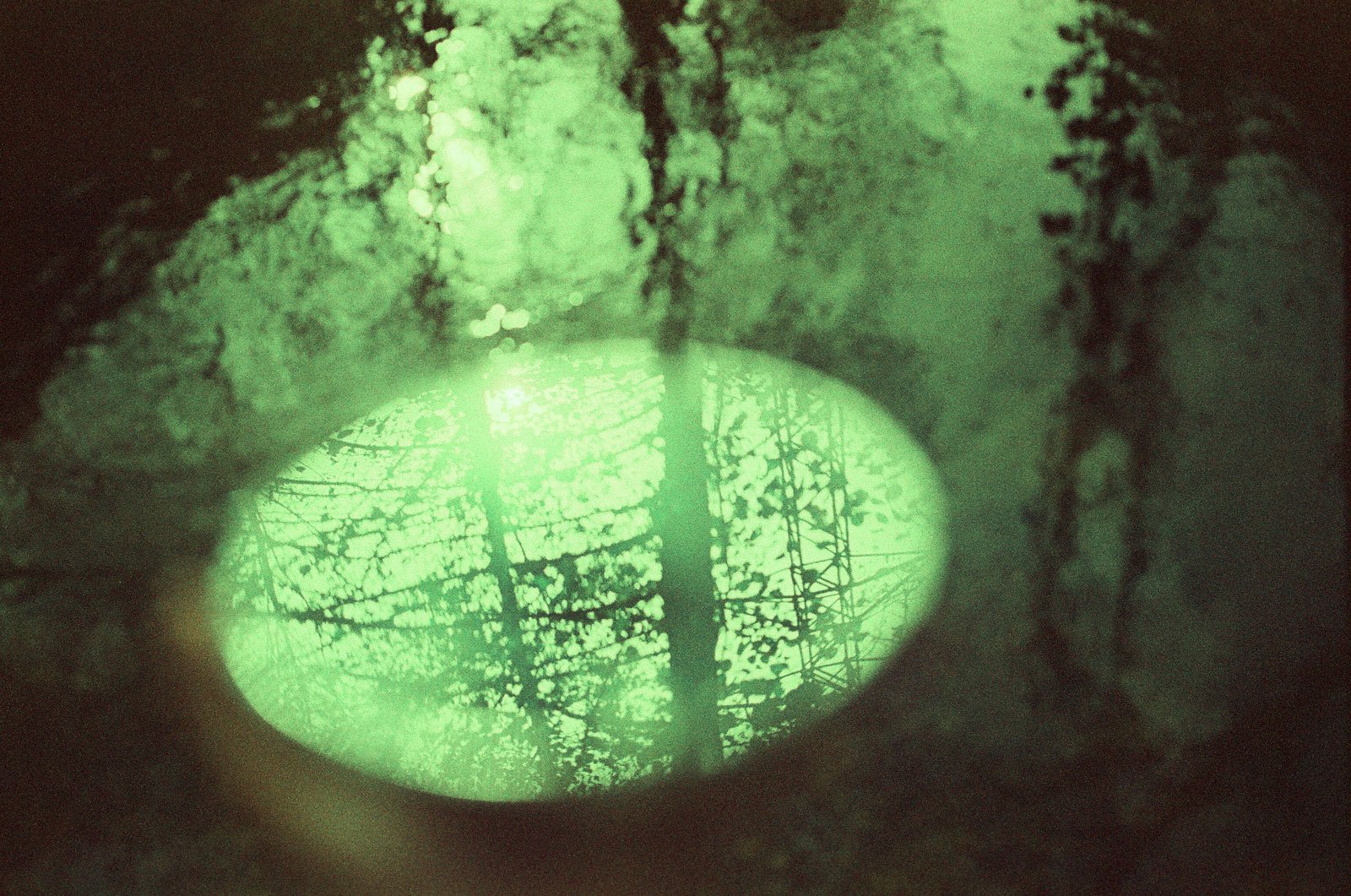 Зеленые воды в легких. Зеленое зеркало. Зеркало с зеленым оттенком. Зеркала зеленый темно. Зеркало магия бирюзовый Эстетика.