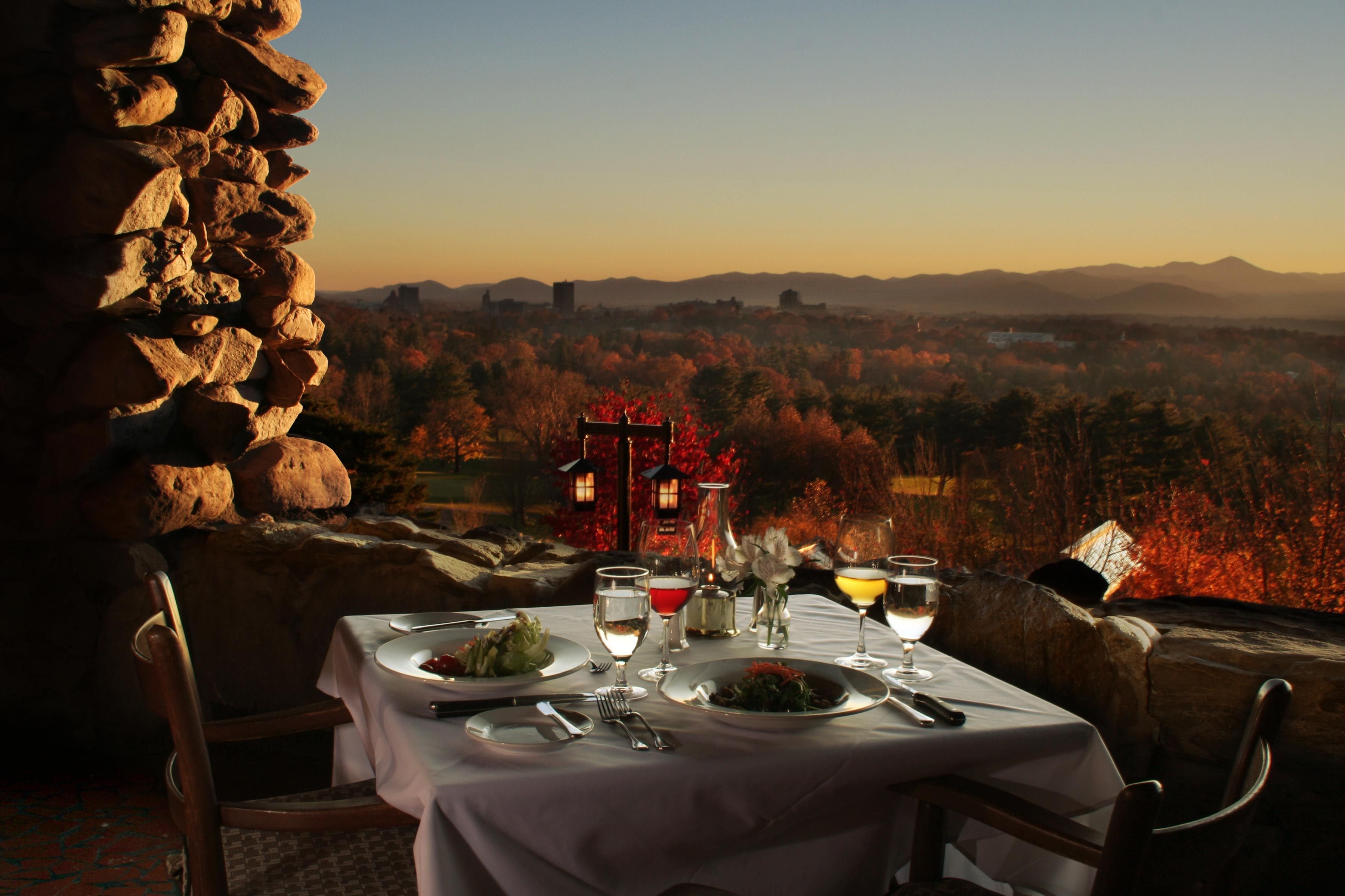 Ужин осень. Ресторан с видом на горы. Ужин на террасе. Ресторан на природе. Рестораны с видом на природу.