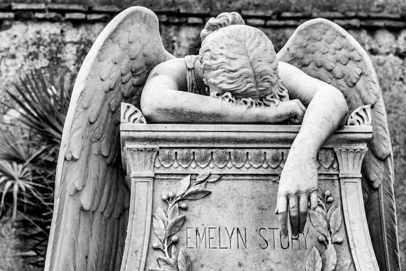 Теппо колыбель скорби. Скорбящий ангел Микеланджело. Emelyn story скульптура. Микеланджело Плачущий ангел. Скульптура плачущего ангела Микеланджело.