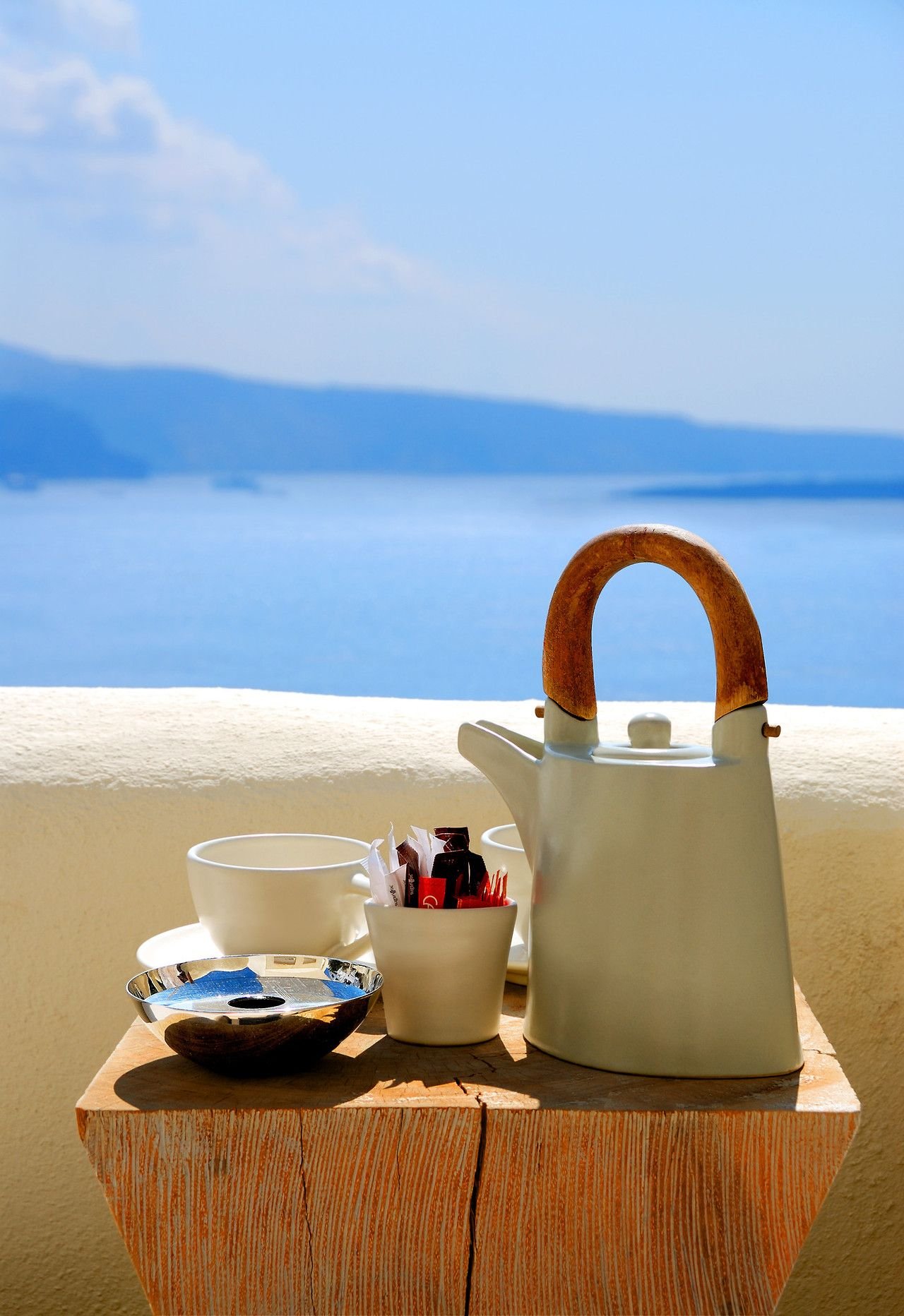 Добрый на греческом. Утро на море. Доброе утро Санторини. Завтрак у моря. Утро на Санторини.