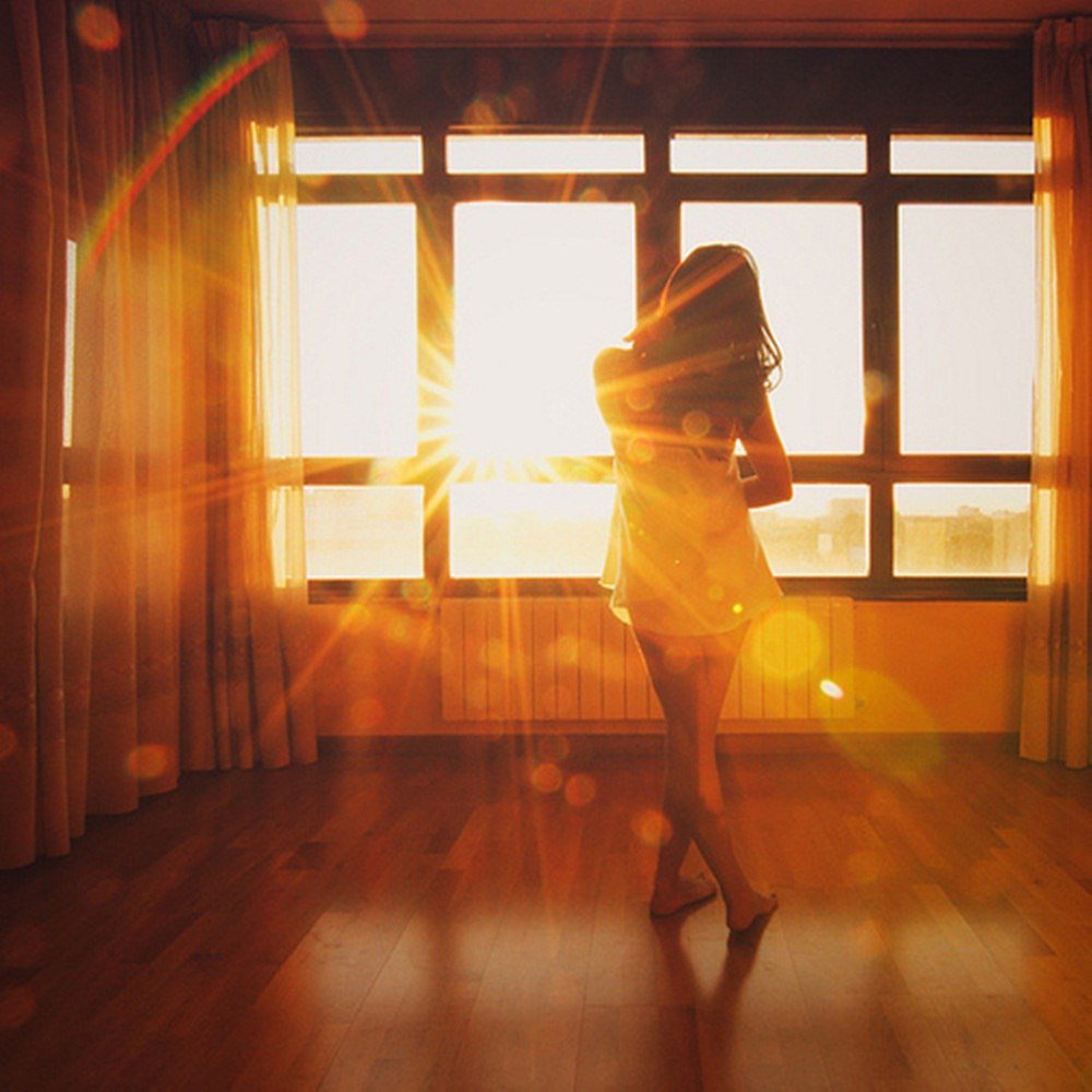 Утром встаю танцую девочка лучше. Девушка в солнечных лучах. Девушка в лучах солнца. Солнце в окне. Солнечные лучи в окне.