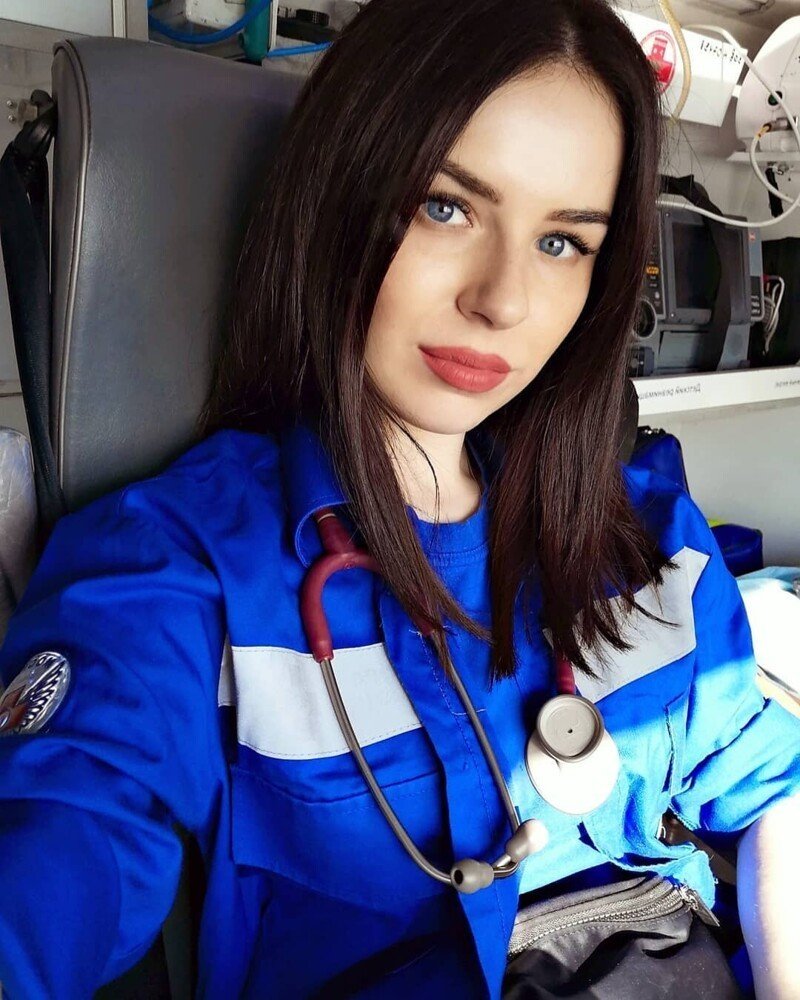 Девушка врач