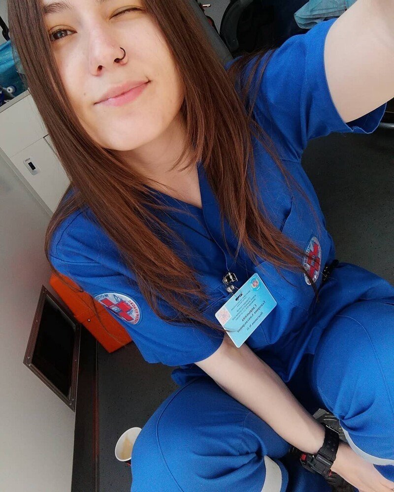 Девушка медик