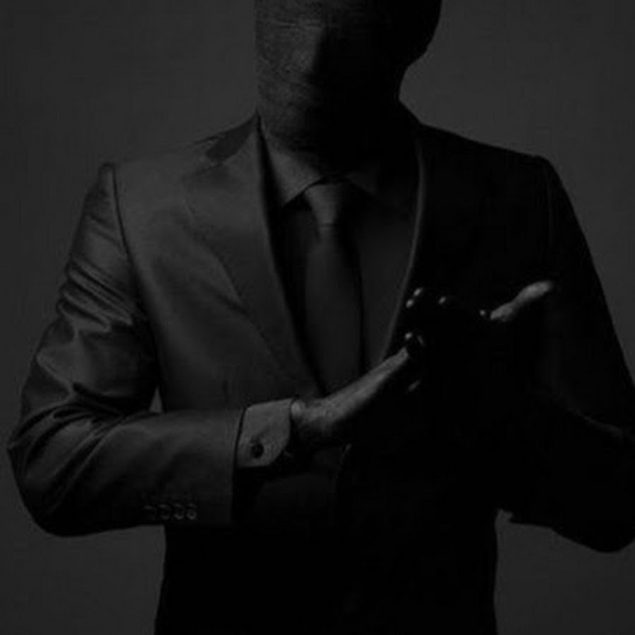 Парень весь в черном