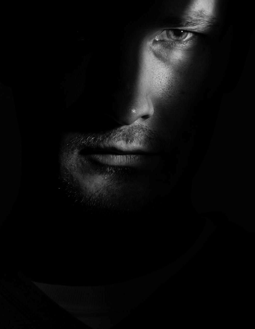 Лицо мужчины в темноте