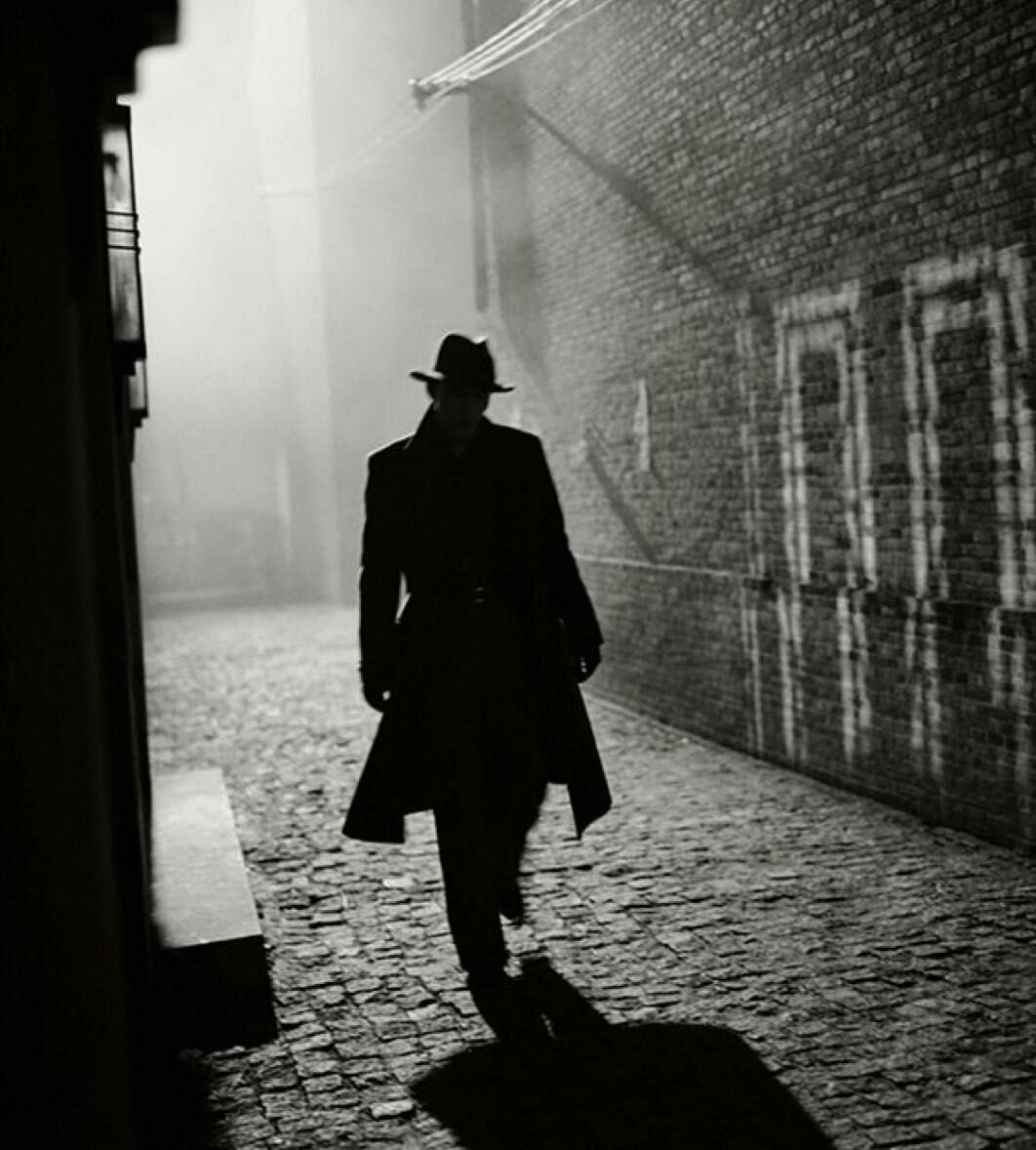 Силуэт в плаще