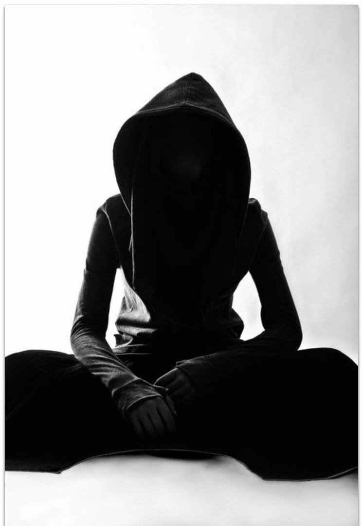 Девушка в капюшоне без лица