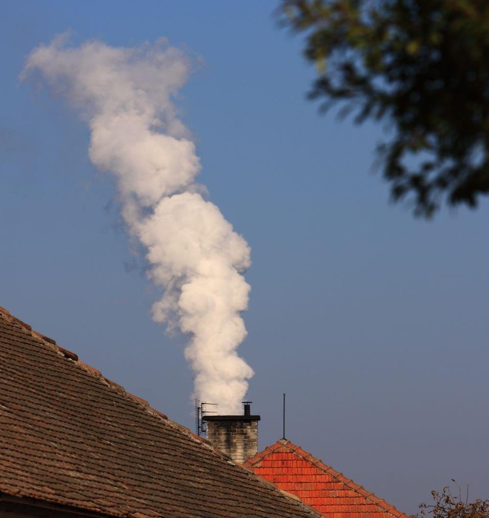 Дымящие трубы заводов котельных над городом