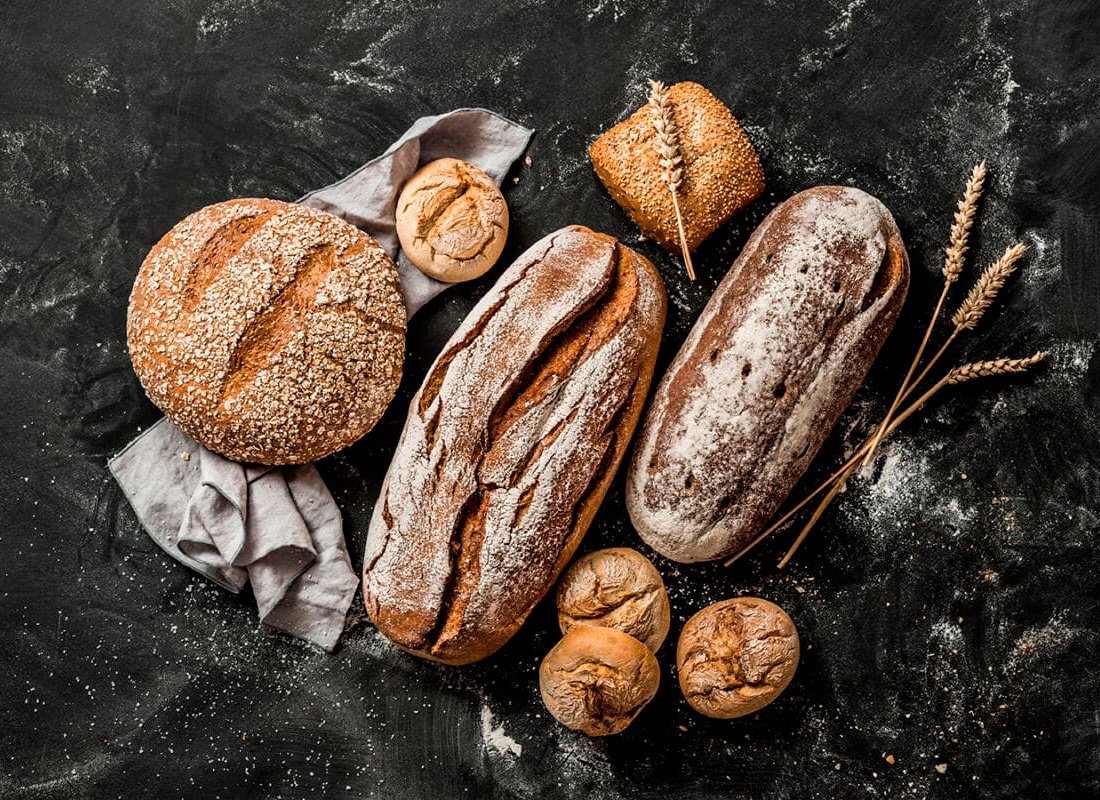 Хлеб на черном фоне