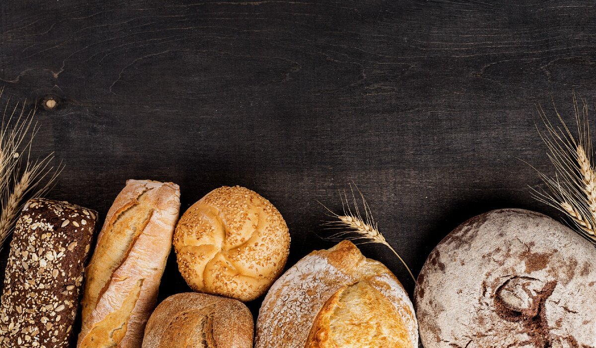Хлебная продукция на черном фоне