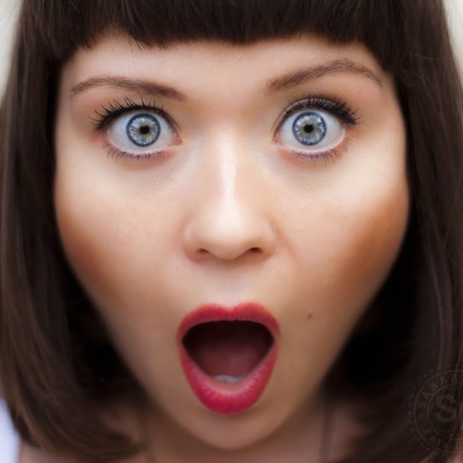 Удивленная девушка