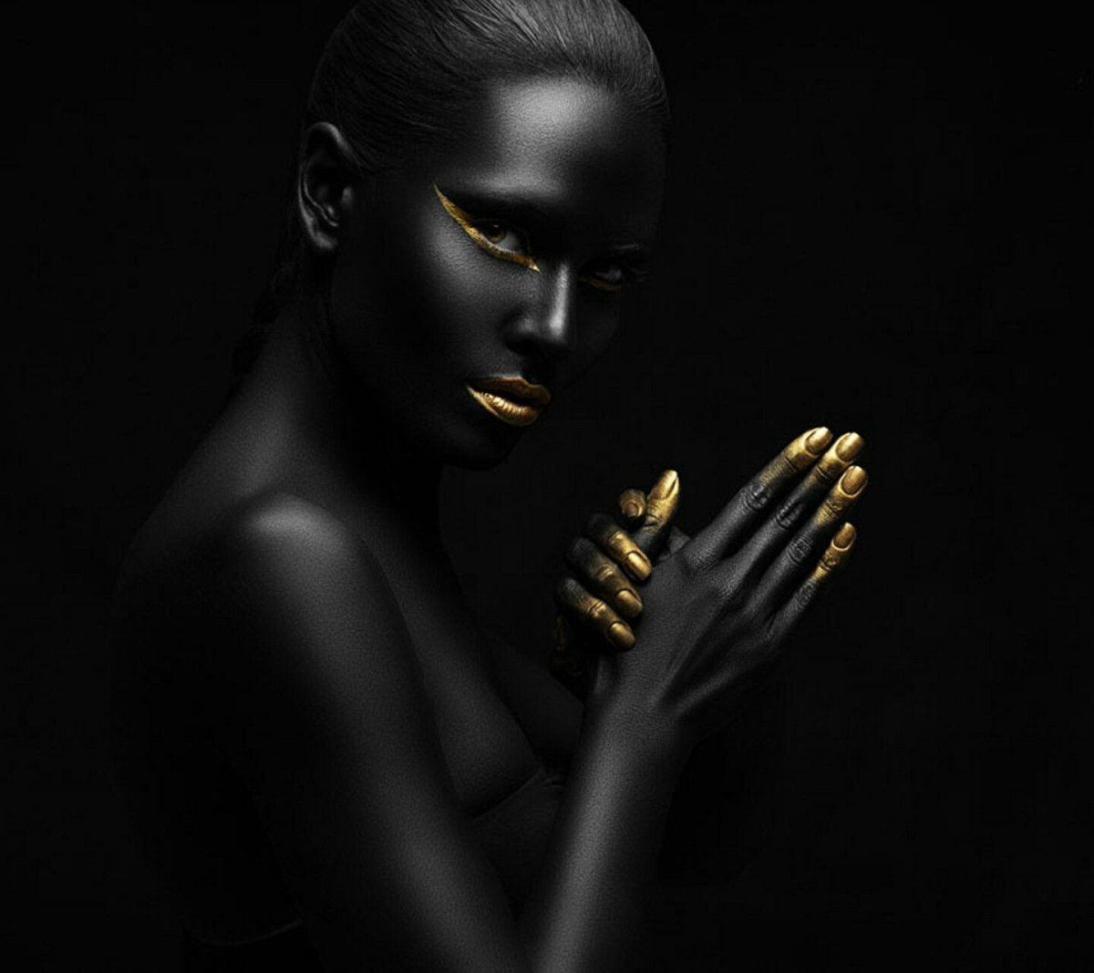 Девушка в черной краске