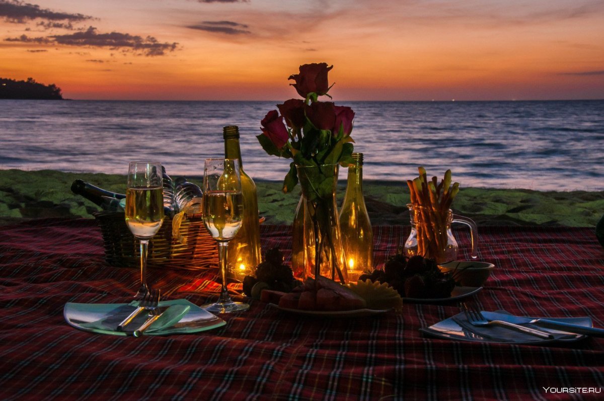 Романтический ужин на берегу моря