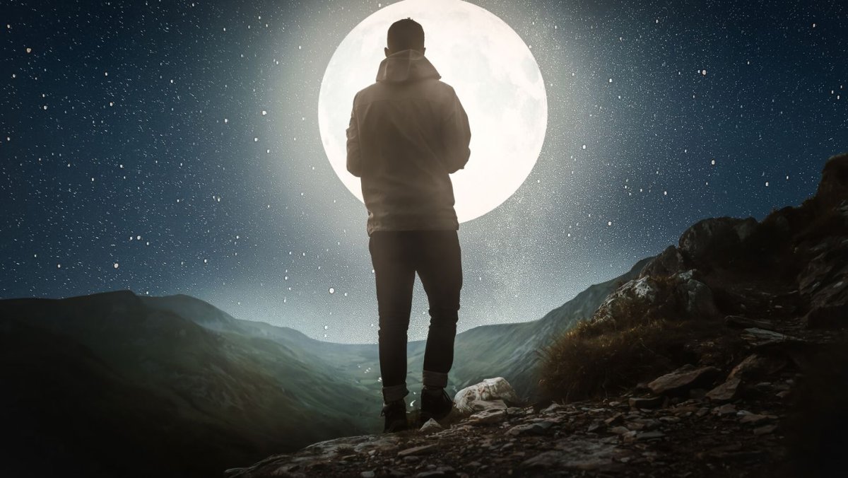 Человек в горах ночью