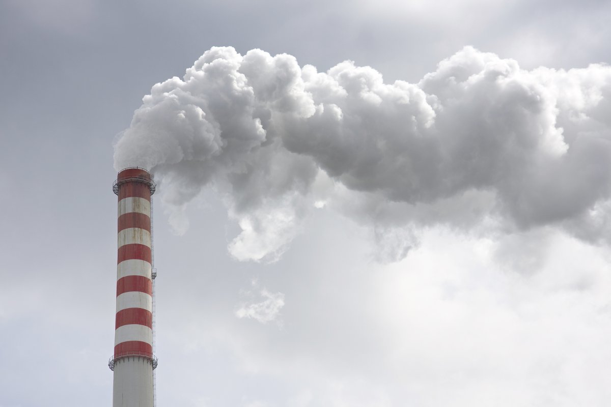 Дымящая труба на белом фоне