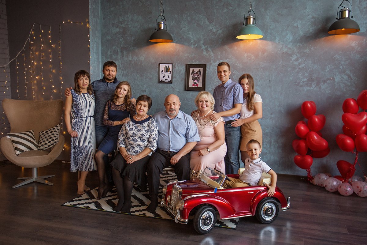 Большая семья в студии