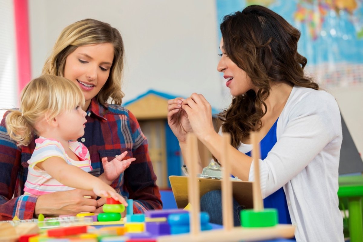 Воспитатель с детьми