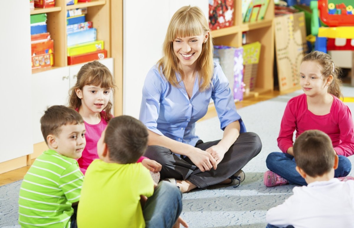 Педагог и дети