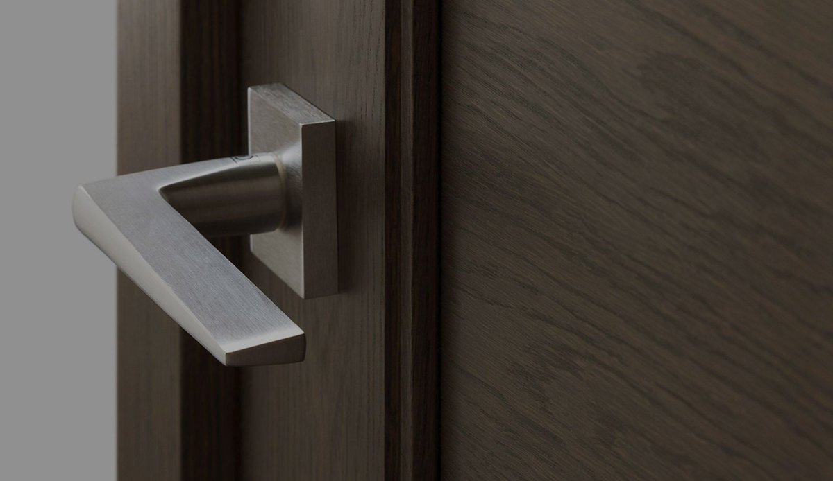 Белые двери с золотыми ручками