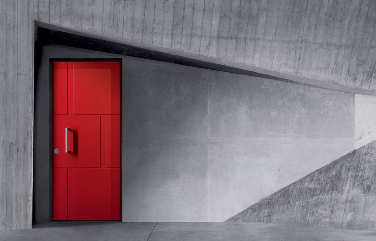 Приоткрытая дверь