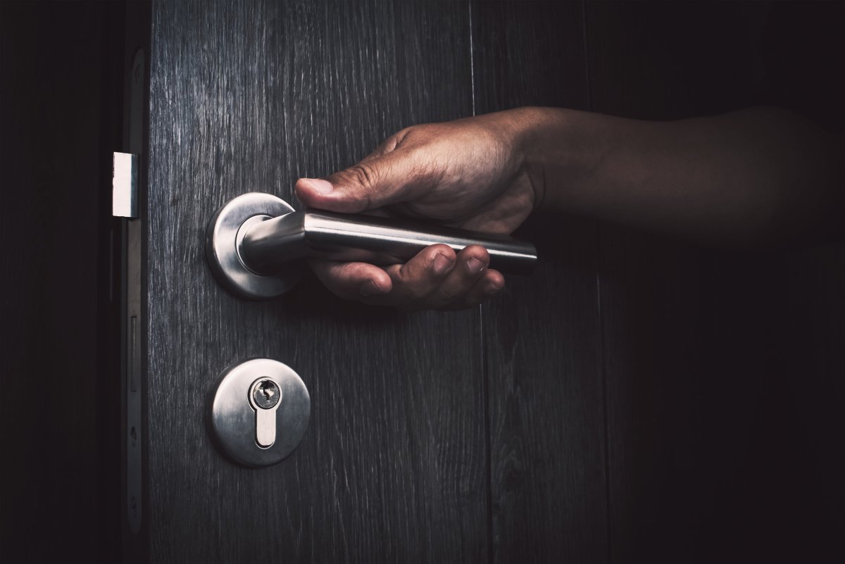 Рука открывает дверь