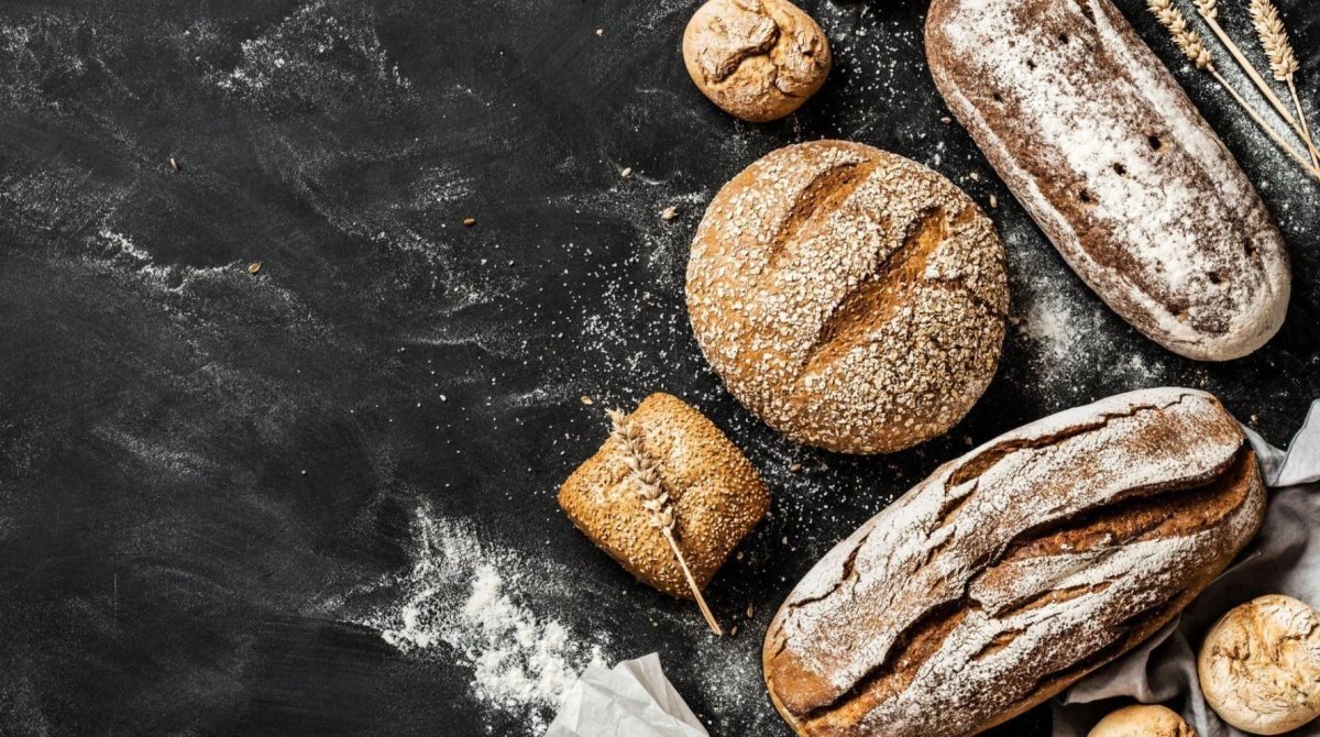 Хлебобулочные изделия на темном фоне