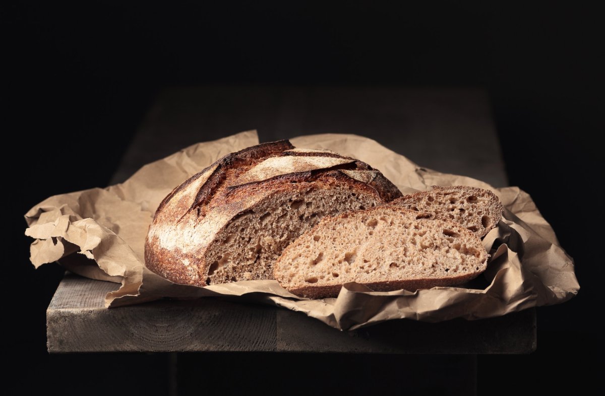Хлеб на черном фоне