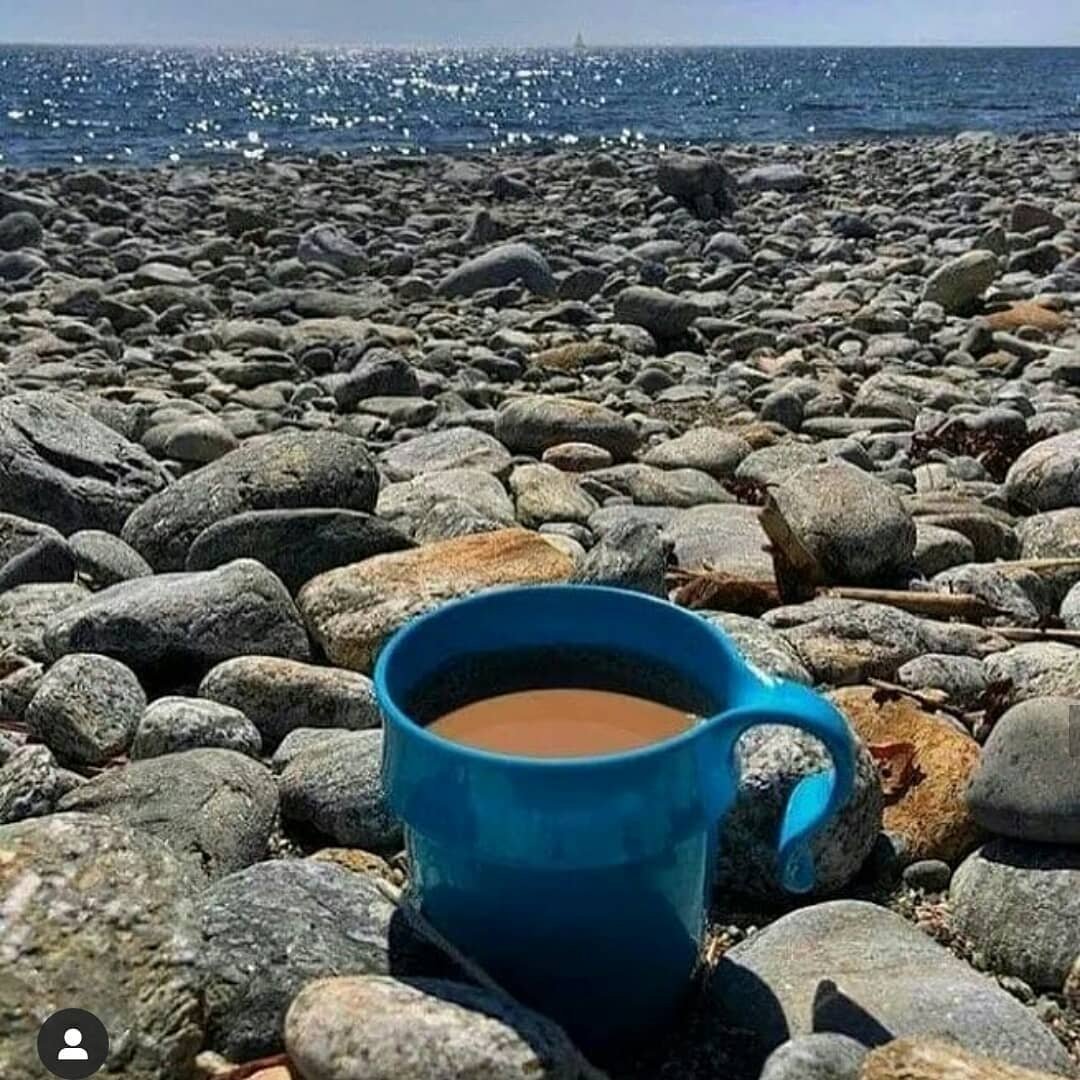 Чашка кофе на берегу моря