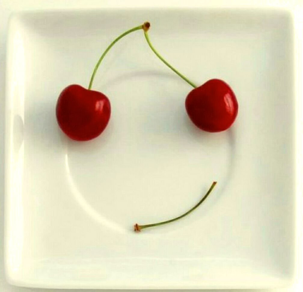 Девушки с вишнями хорошего дня