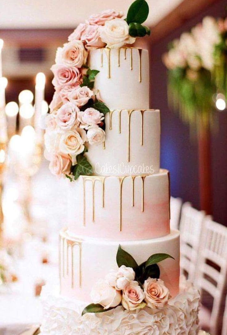 Разрезают свадебный торт