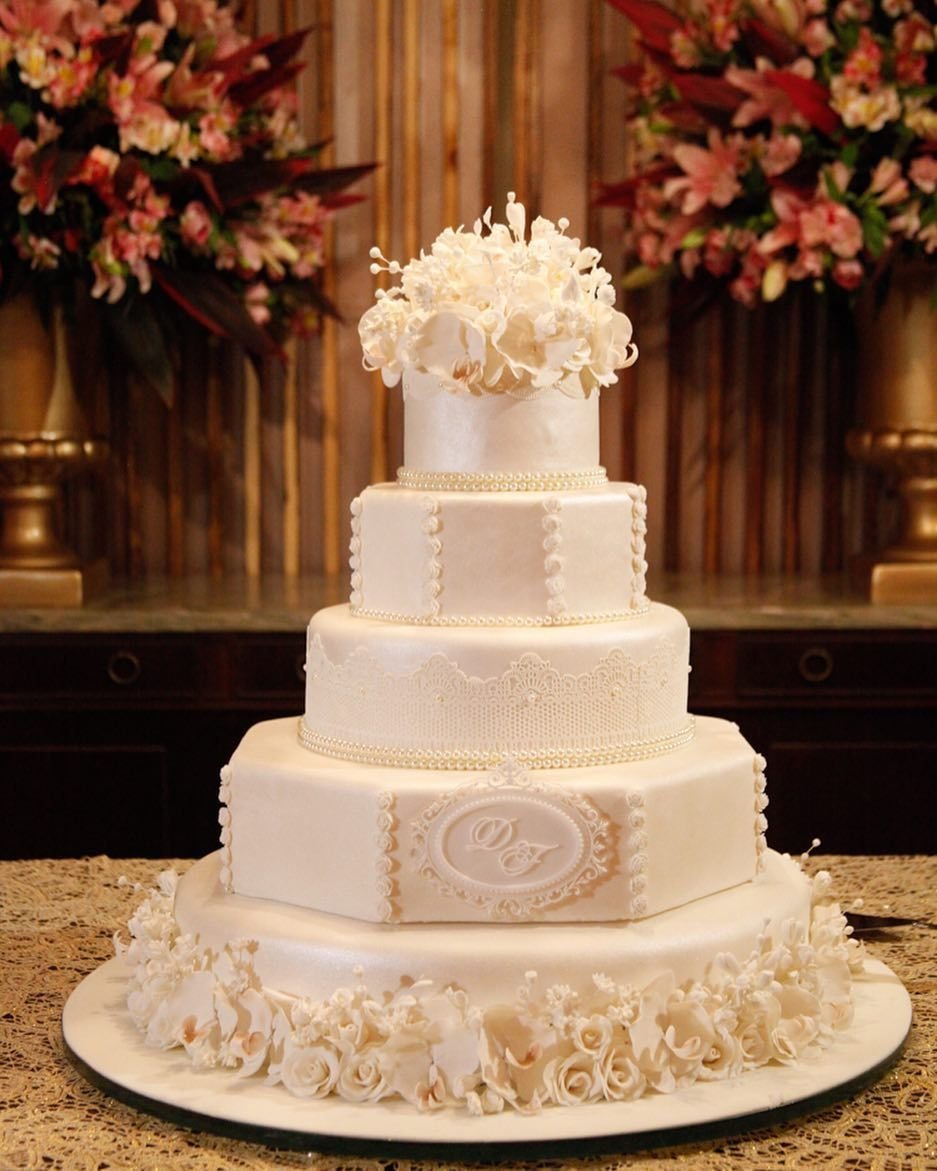 Красивой.свадебный торт.с короной