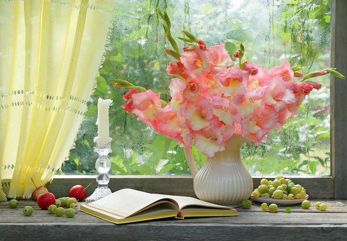 Гладиолусы в вазе на окне