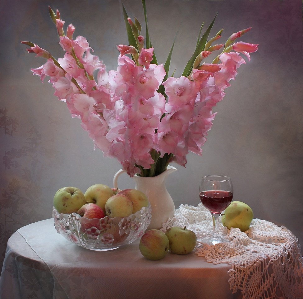 Букет гладиолусов в вазе