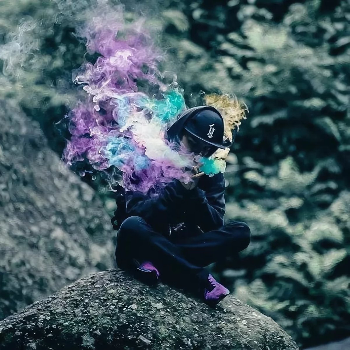 Девушка на мотоцикле в шлеме