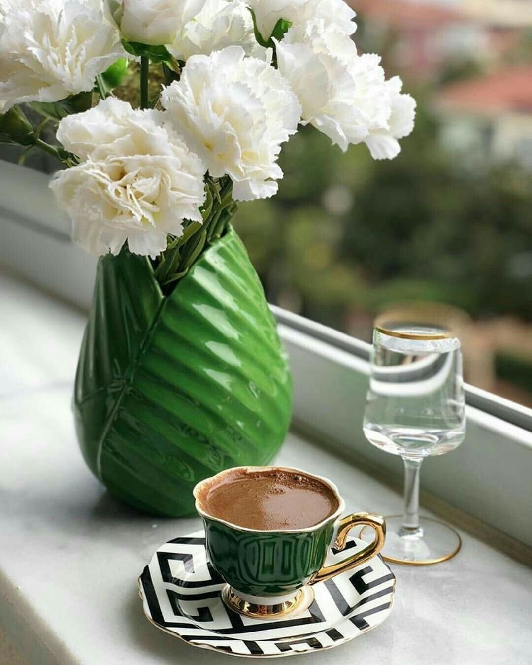 Чашечка кофе и цветы