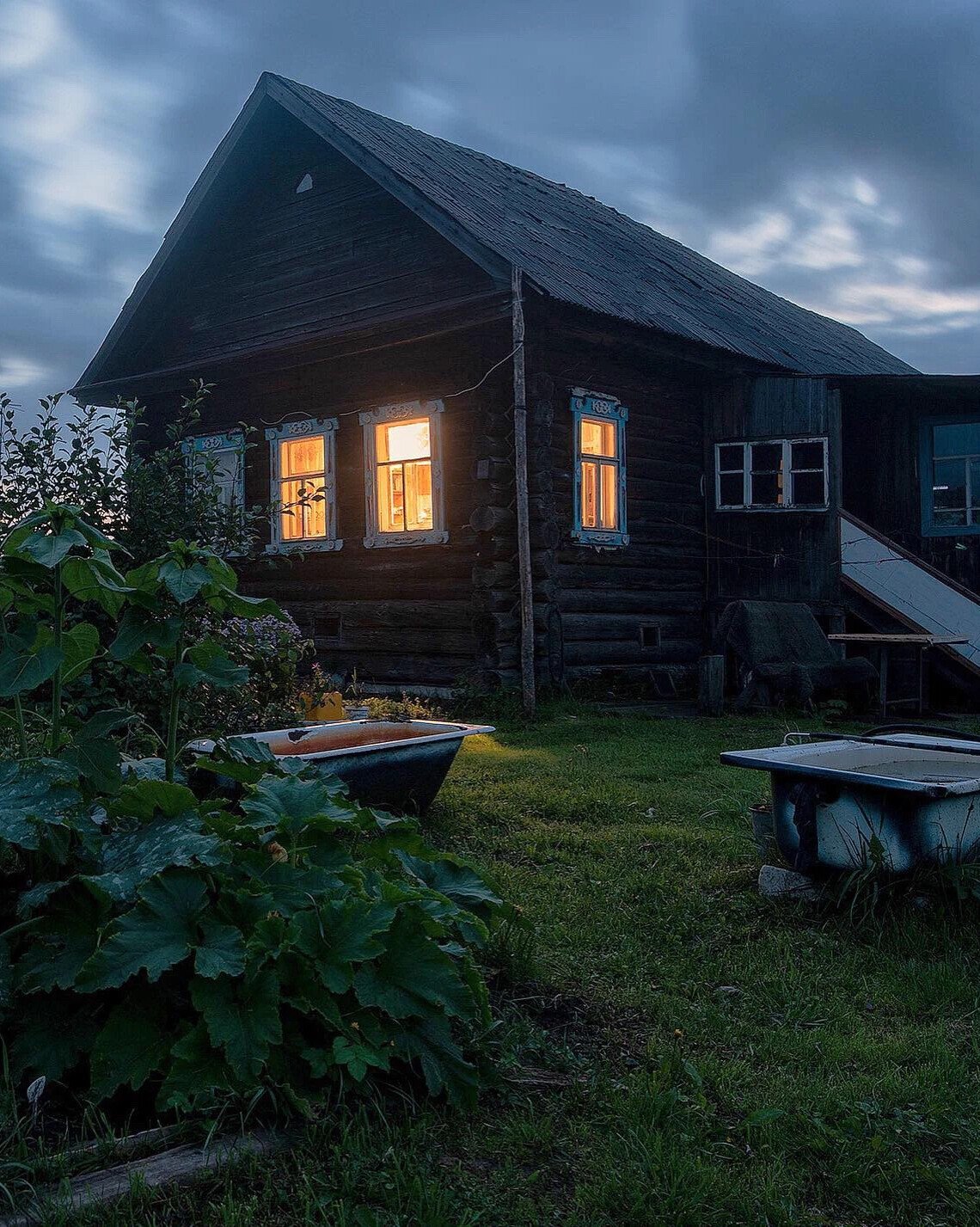 Деревенский дом ночью