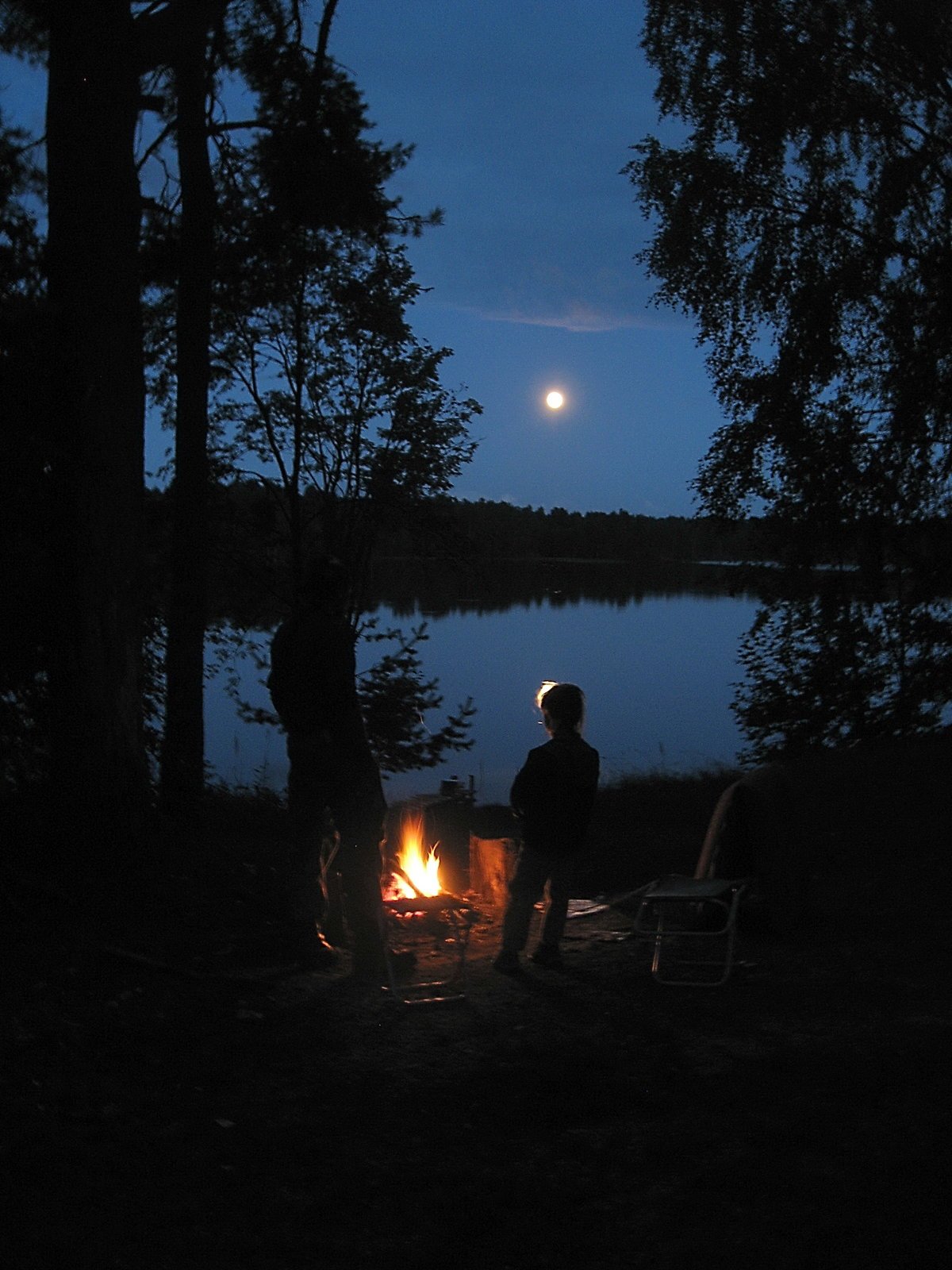 Костер у реки ночью