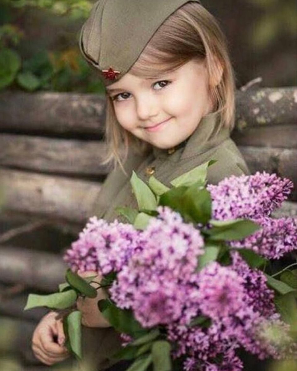 Дети в военной форме с сиренью