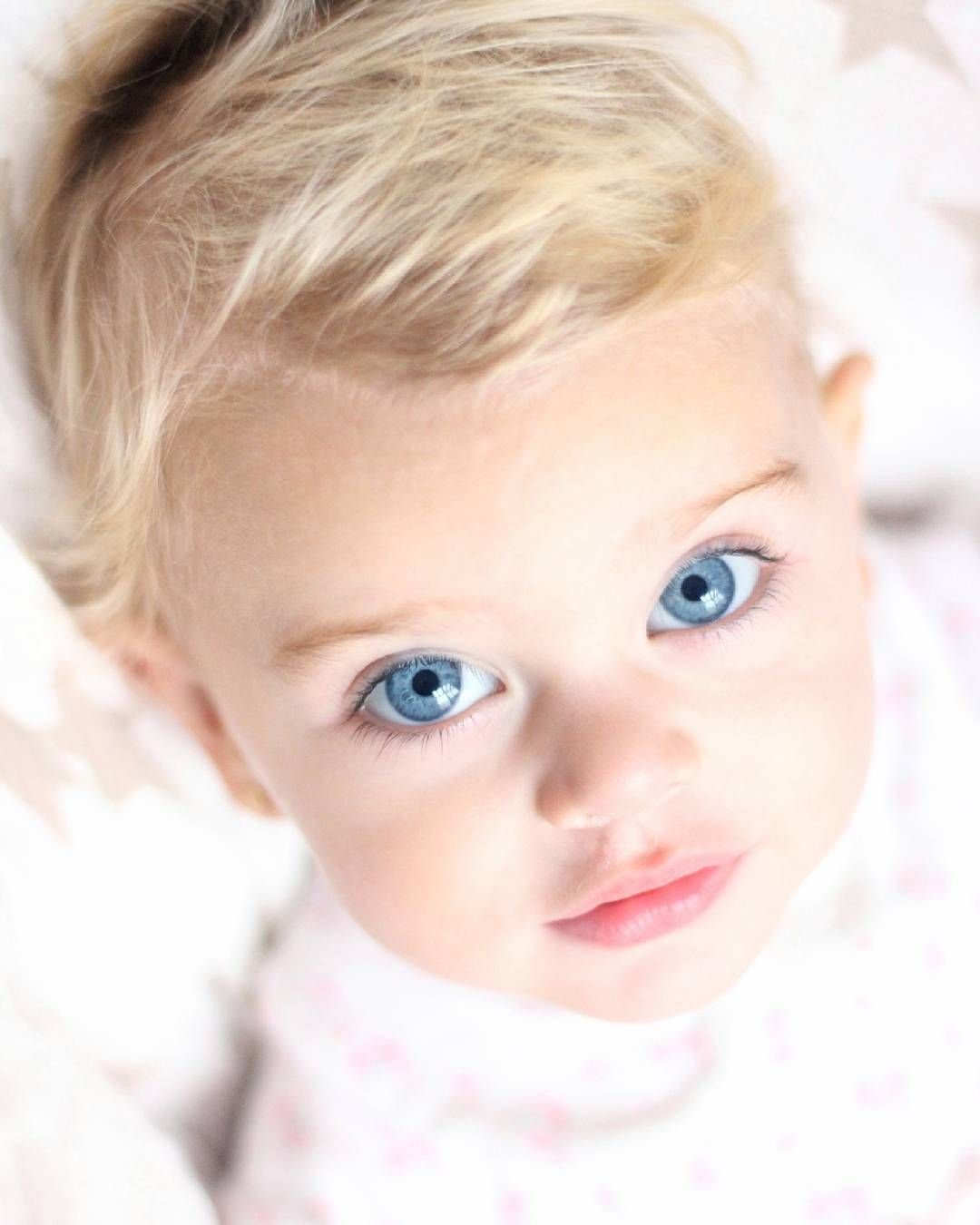 Младенец с голубыми глазами