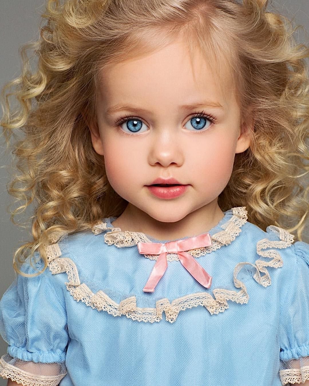 Ребенок улыбается