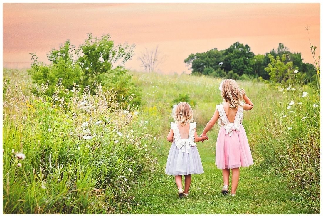 Quite little. Старшая и младшая сестра. Две девочки летом. Две сестры маленькие. Фотосессия две сестры на природе.