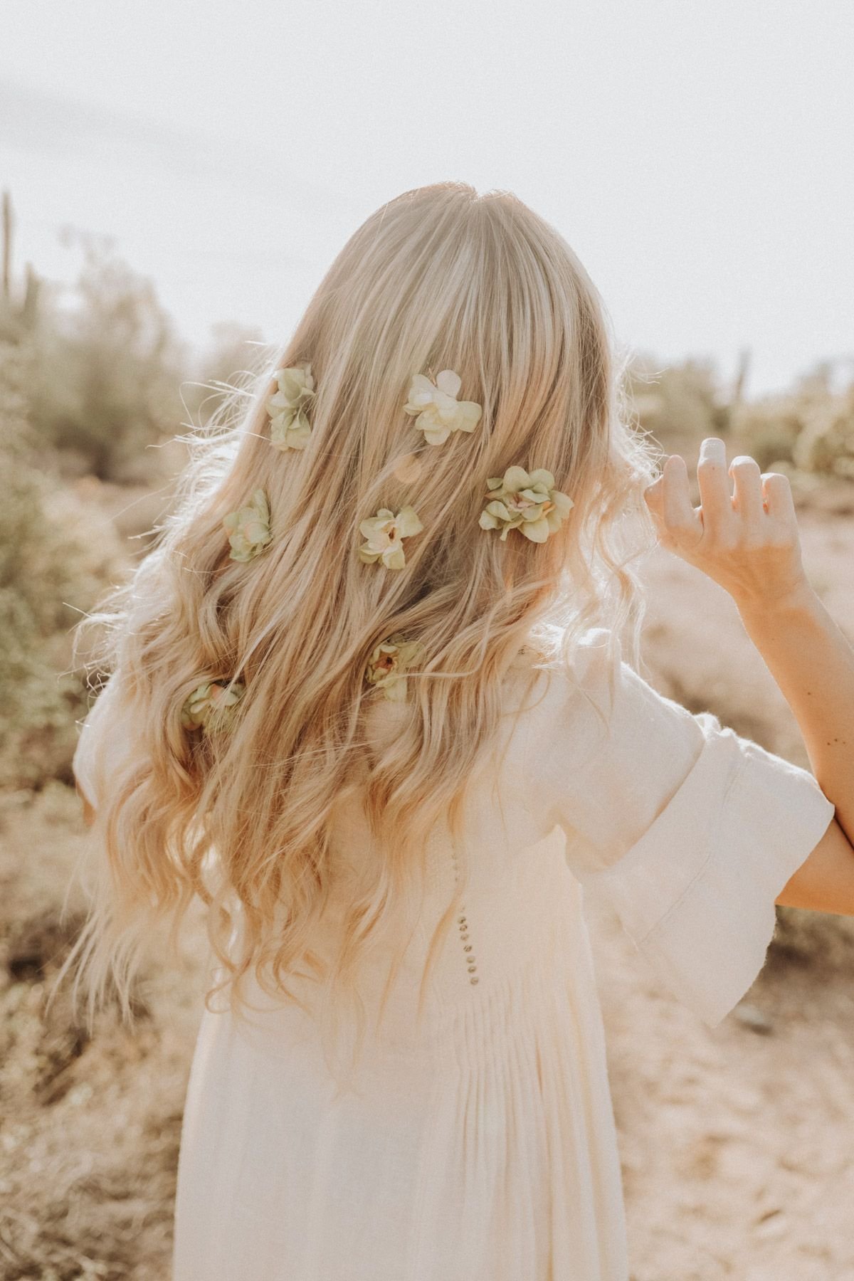 Девочка со светлыми волосами