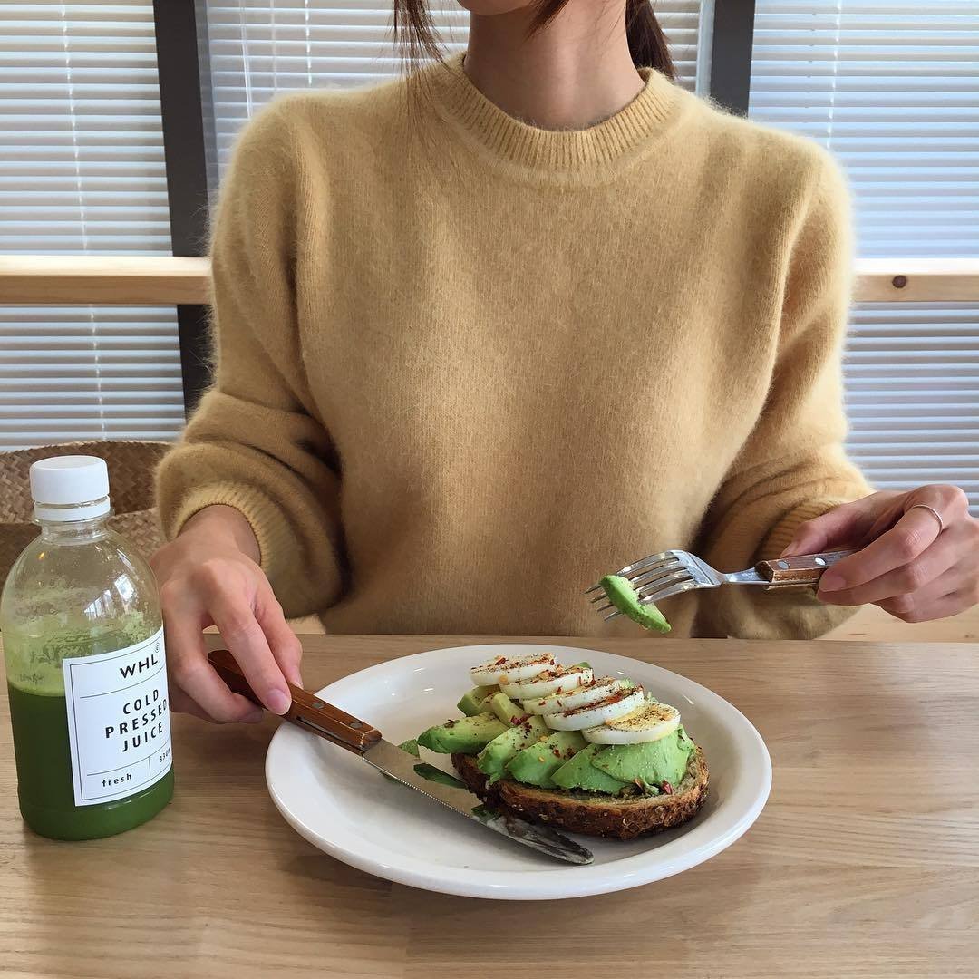 Девушка с сантиметром на талии