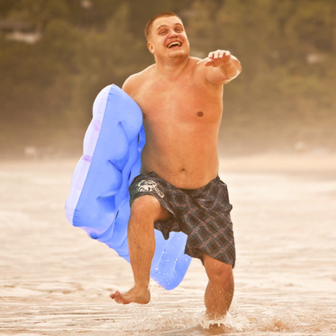 Смешные люди на пляже