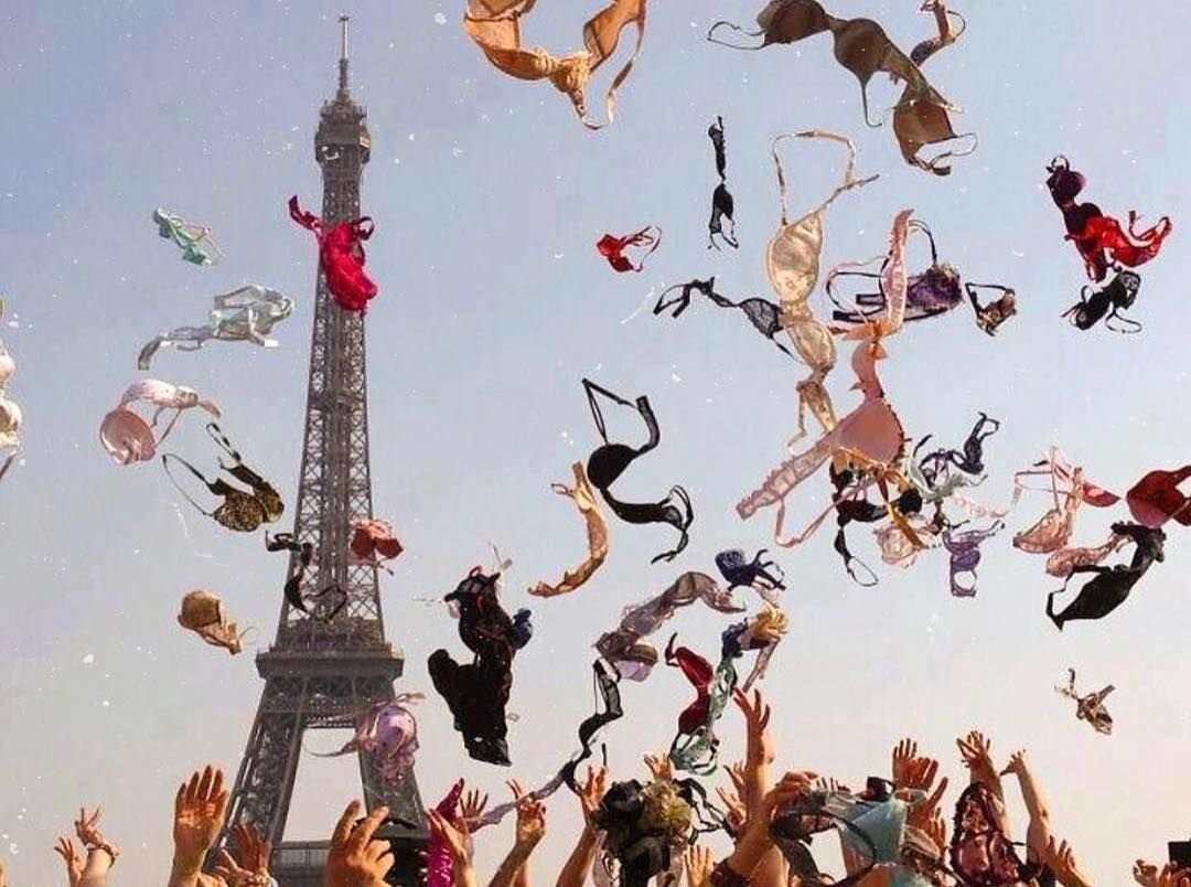 Кричали женщины ура и в воздух лифчики бросали