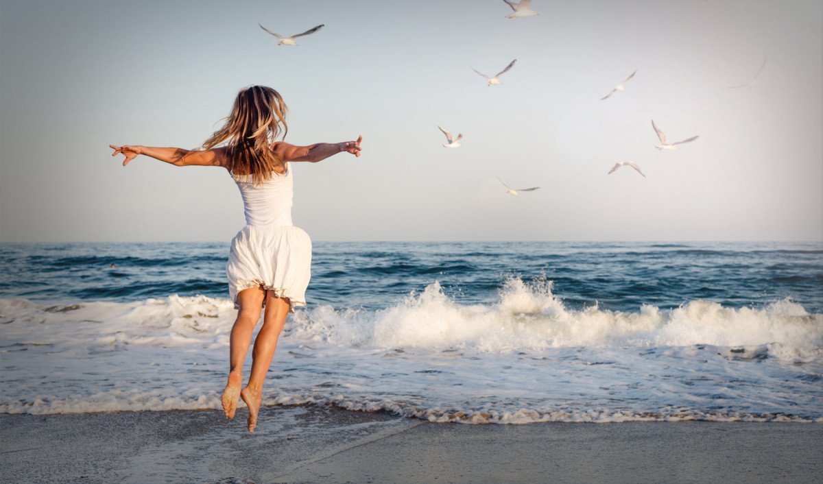 Счастливая девушка на море