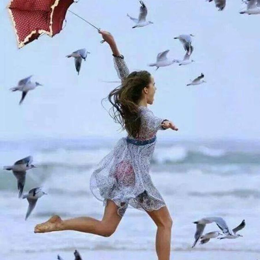 Девушка бежит