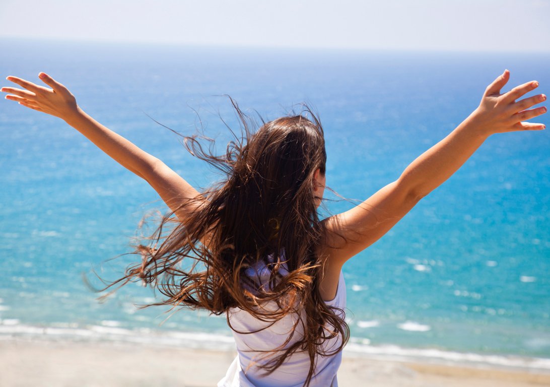 Девушка с распростертыми руками