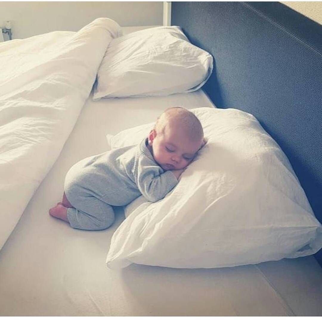 Ребенок в кроватке