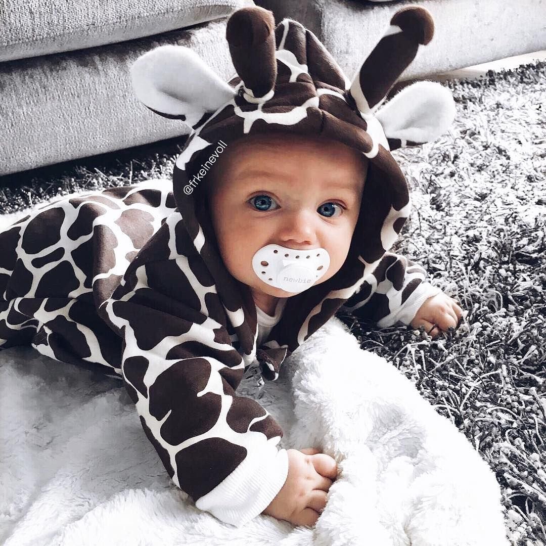 Малыши в милых костюмчиках